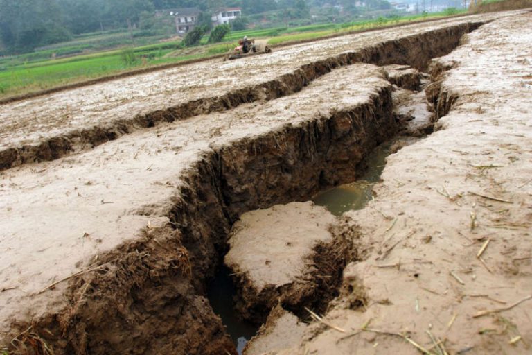 湖南双峰房屋公路大面积开裂