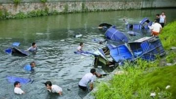 眾多三輪車主被逼連人帶車跳下河