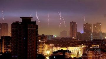 成都閃電雷鳴 天空場景酷似災難片