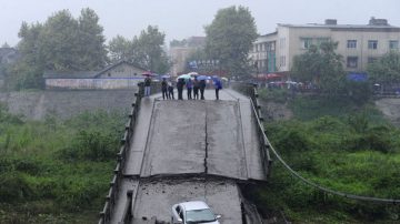 成都暴雨圍城 四川一天垮塌四橋