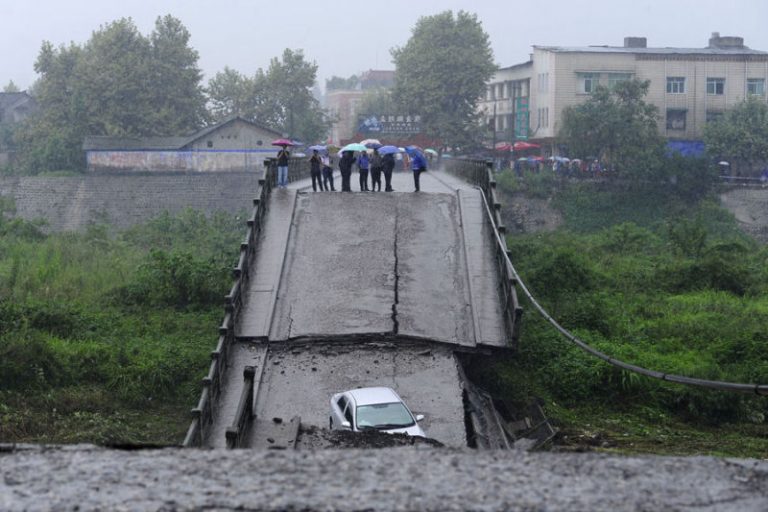 成都暴雨圍城 四川一天垮塌四橋