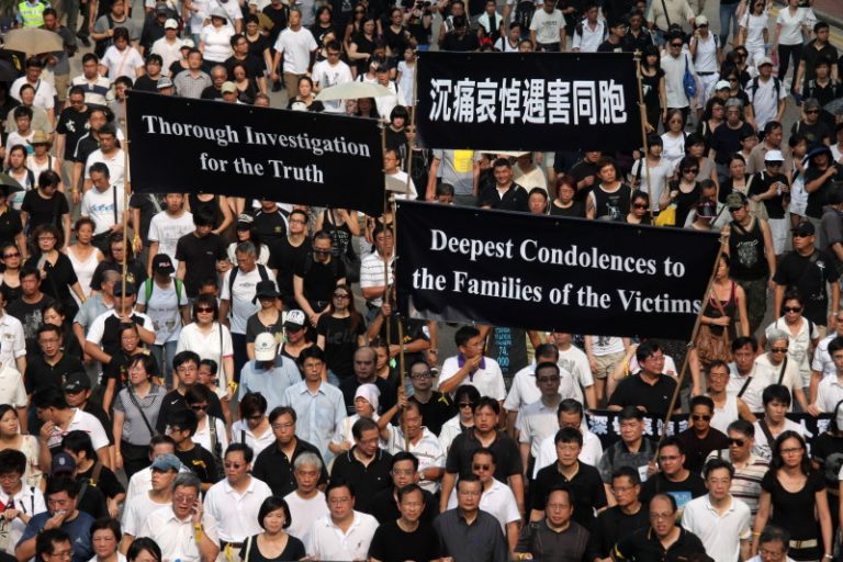 港8萬人游行哀悼菲挾持案遇難港人