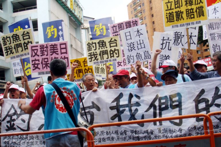 保釣人抗議  交流協會遭丟魚