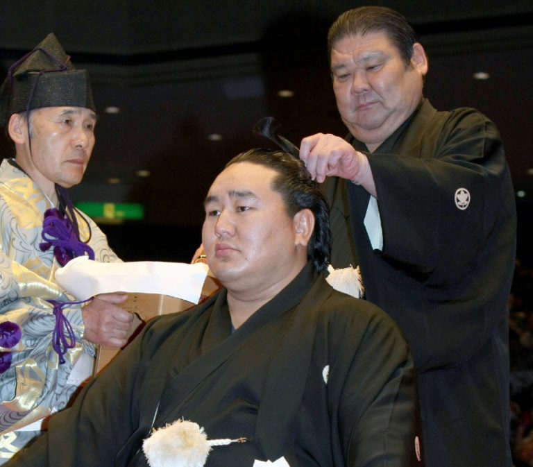 日本大相撲朝青龍落髮退休