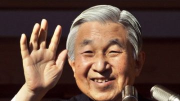 日本民眾慶賀天皇77歲生日