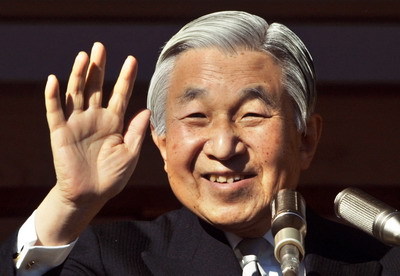 日本民眾慶賀天皇77歲生日