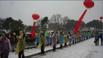 學生站3小時風雪迎領導 像送殯