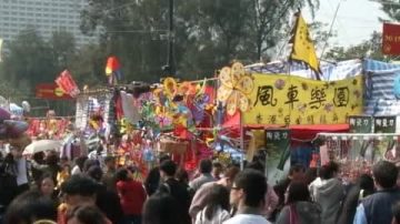 港維園花市人頭湧湧 市民搶辦年貨