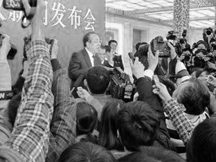 記者追問兩會會費數目 政協發言人卡殼