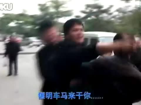 「不砍你我不是人」 咆哮村長走紅網絡