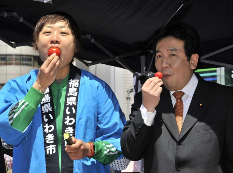 枝野幸男親嘗福島番茄 強調食物安全（視頻）