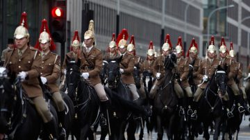 英国军方千人排练皇室婚礼