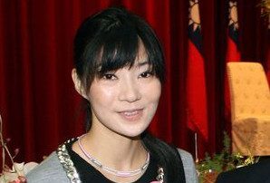 爱女坠楼身亡 台考试院长关中夫妇抵上海