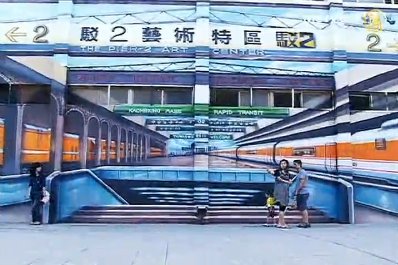 3D壁畫火車站成高雄新地標