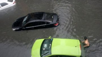 四川成都遇特大暴雨  交通癱瘓