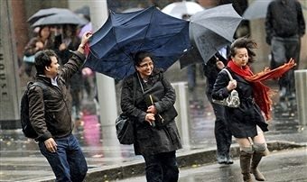 暴雨導致澳洲紐省各地混亂