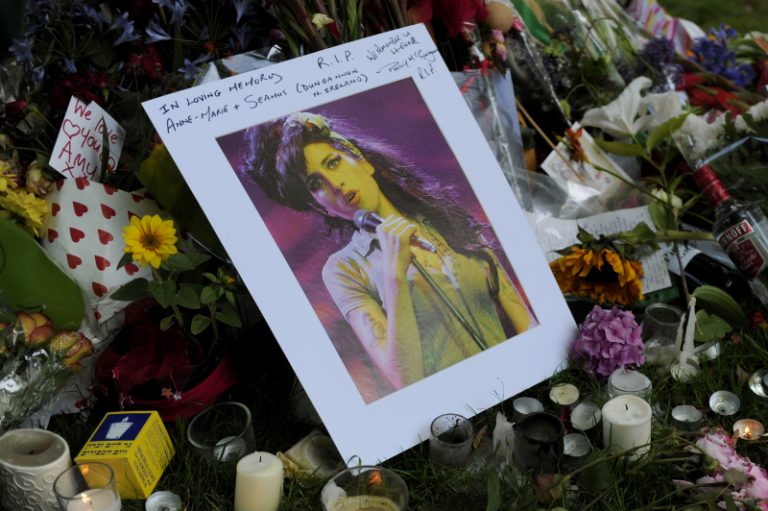 英國女歌手懷恩豪斯猝死 粉絲悲痛