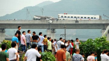 动车事故家属要亲人遗体  当局拒绝