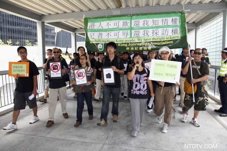 李克強訪港  港警變公安  港記怒吼（組圖）