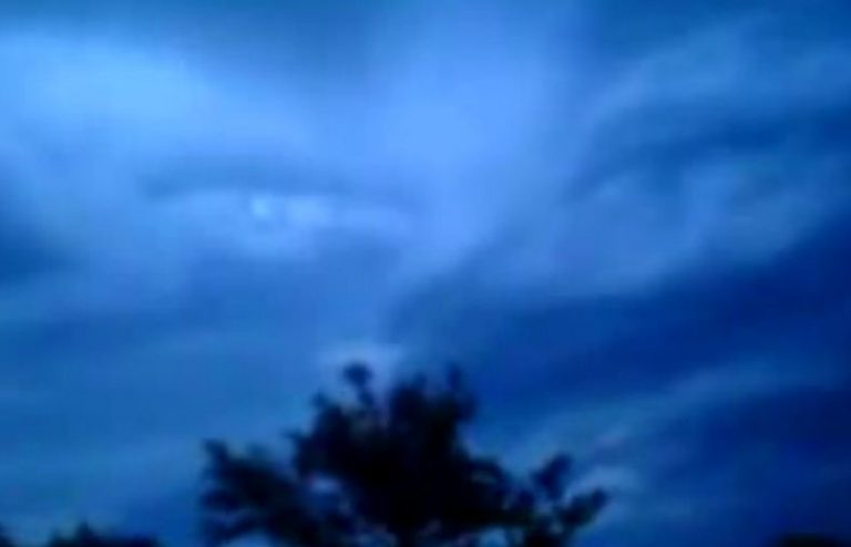 512地震前一天西藏現極度恐怖天眼（視頻）