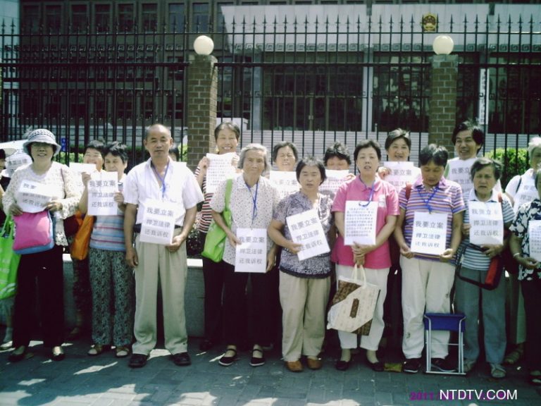 法院靜坐43天冤案難結 秋老虎發威氣溫33℃