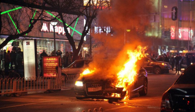 “京城二少”街頭PK  A牌軍車撞毀起火（組圖）