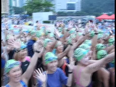 停辦30年渡海泳重現維港 千人參加