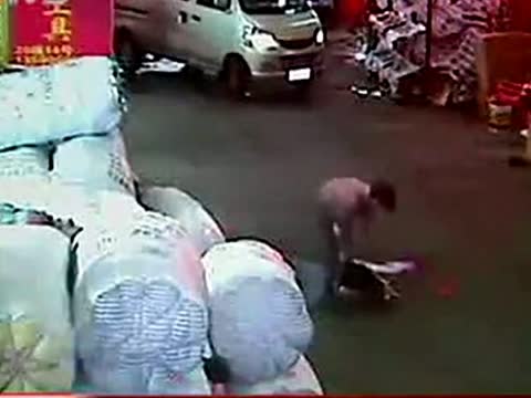 漠視2歲女童遭輾 嘆中國社會人性消失