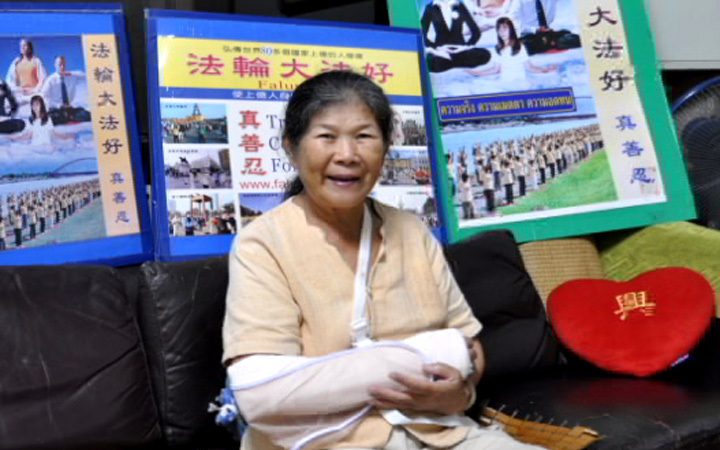 中共使馆前炼功 72岁泰国老妇遭铁棒殴打