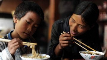 影像紀實 : 麗江海聯小學的免費午餐