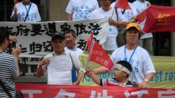 河南邓州维权工人上街宣传民选（视频）