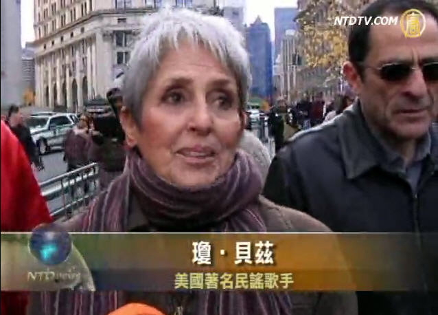 瓊•貝茲獻唱 鼓舞退伍軍人