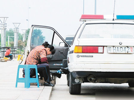 秦建中：警車男擦鞋照為何刺痛公眾神經？