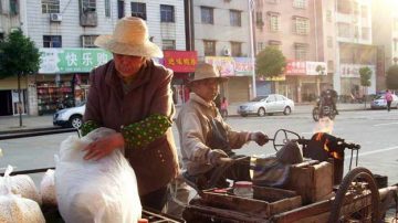 心酸實拍：街頭炸爆米花為生的古稀夫妻