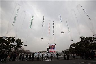 金正日喪禮 脫北者空飄抗議傳單
