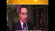 美国首都华盛顿市长文森.格雷给观众拜年