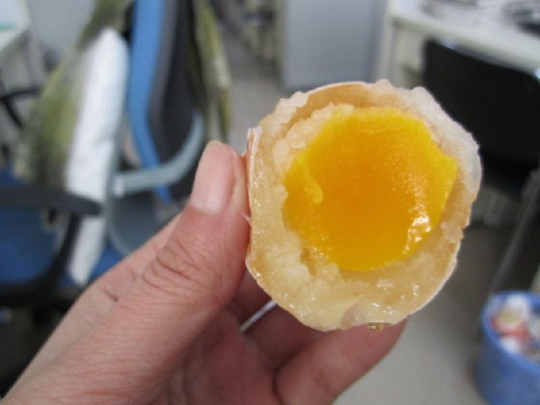 大陸驚現「橡皮雞蛋」 摔地彈起20公分