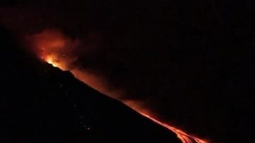 黑夜紅花 埃特納火山噴岩漿