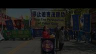 向现场"三退"人士颁发证书