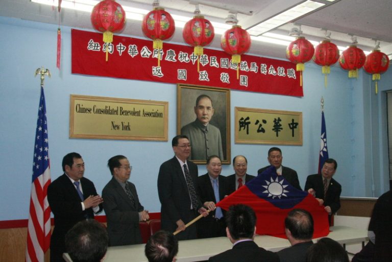 高振群為中華公所返臺致敬團授旗