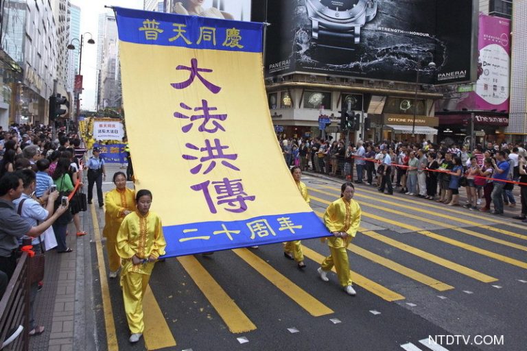 港遊行慶大法洪傳 中港民眾紛支持（組圖）
