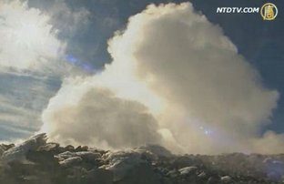 雪山与火山 意男子率队勇探埃特纳