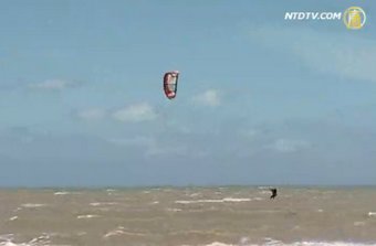 維珍老闆再冒險 寄破跨海峽滑翔記錄
