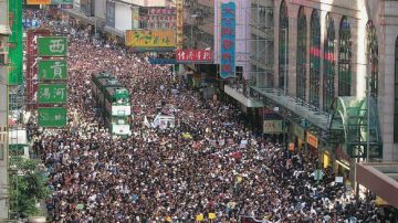 香港七一：场内歌舞昇平 场外40万人怒吼