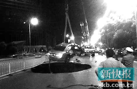 長沙鬧市突發地陷  寶馬車墜坑1亡3傷