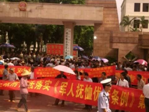 桂兩千老兵政府門前請願千警驅趕