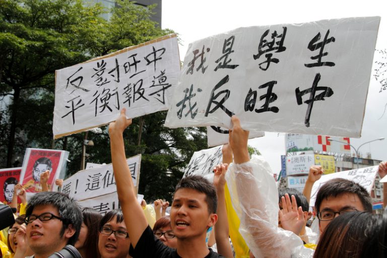 反對旺中 7百學生中天大樓前抗議