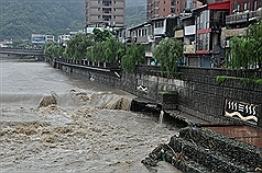 三峡河淘空地基  1男摔死