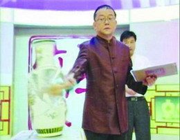 王剛砸「贗品」引爭議 專家稱九成真品