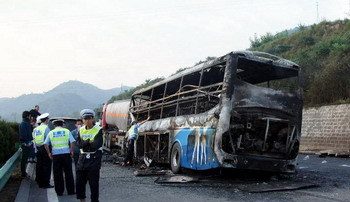 車門堵死 陝西車禍36燒死 震動中央